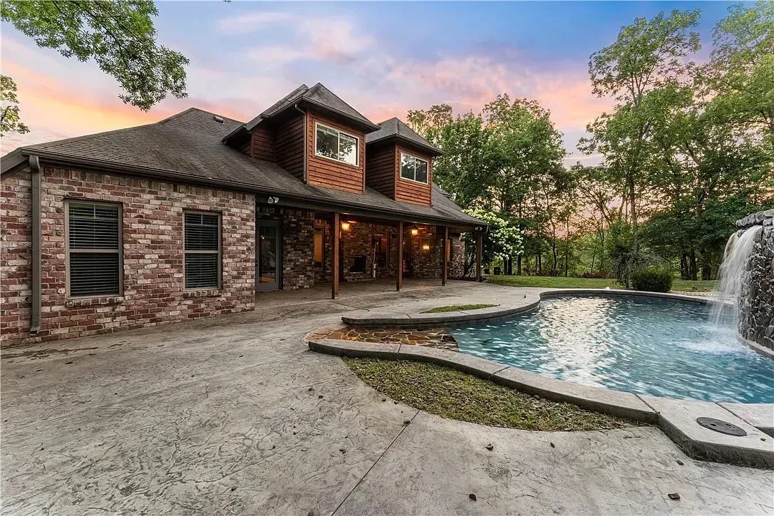Ozark Recovery Center residence with covered patio and pool